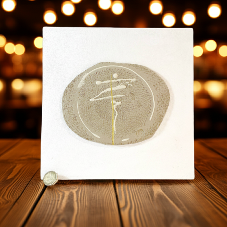 Mural cerámico artesanal sobre madera con grieta reparada estilo kintsugi.