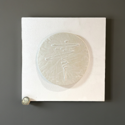 Mural cerámico artesanal en gres de alta temperatura modelado a mano con figura humana simbólica en equilibrio.