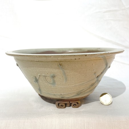 Maceta artesanal de autor para bonsai por Ismael García Burillo esmaltada en crema y verde agua con detalles en relieve