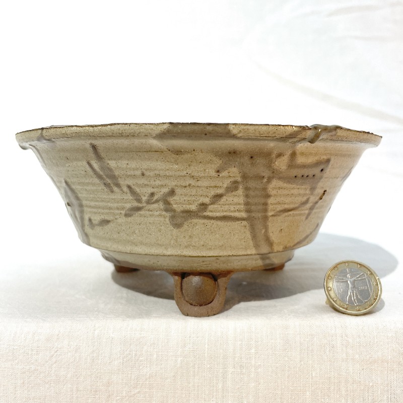 Maceta redonda conica estilo asagao gata para bonsai en gres crema verdoso con dripping oscuro en alto relieve bajo cubierta
