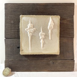 Escultura de pared cerámica sobre madera recuperada Seres en tríadas de Ismael García Burillo