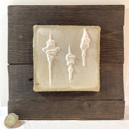 Escultura de pared cerámica sobre madera recuperada Seres en tríadas de Ismael García Burillo