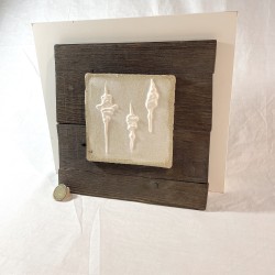 Escultura de pared cerámica sobre madera recuperada Seres en tríadas de Ismael García Burillo