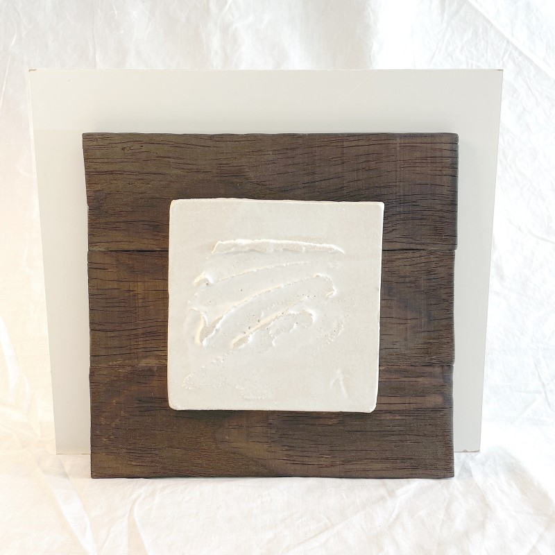 Relieve cerámico gestual blanco sobre panel de madera oscura reciclada de Ismael García Burillo