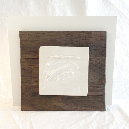 Relieve cerámico gestual blanco sobre panel de madera oscura reciclada de Ismael García Burillo