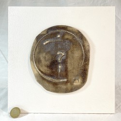 Relieve cerámico Zen Ensō con silueta de ser interior sobre panel blanco de Ismael García Burillo