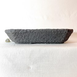Maceta rectangular bonsái única, gres artesanal, rectangular, gres negro mate, patas artesanales.