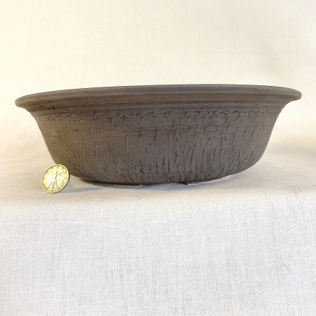 Maceta de bonsái única, gres artesanal, textura líneas irregulares, pasta de gres, patas re-torneadas.