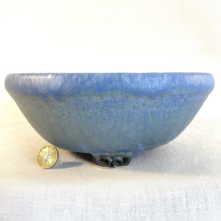 Maceta de bonsái única, gres artesanal, azul claro mate, patas artesanales.